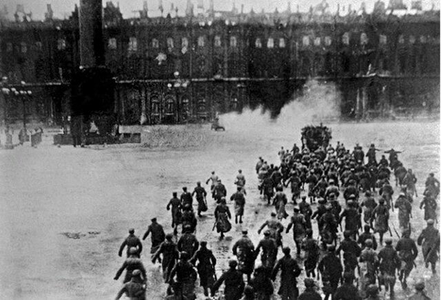 La revolución de octubre  comenzó como una defensa de la idea del poder de los sóviets, posibilitada por una crisis profunda del gobierno de Kérenski.