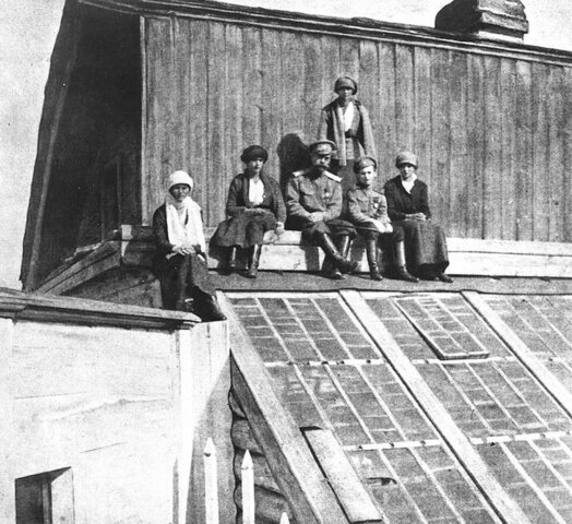 Nicolás II y su familia parten hacia Tsárskoye Seló