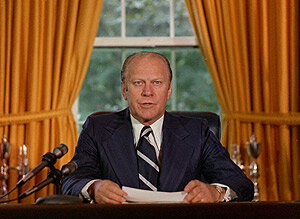 Sale del poder Nixon y entra Gerald Ford