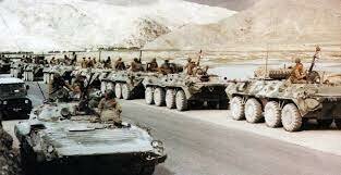 URSS invade Afganistán.