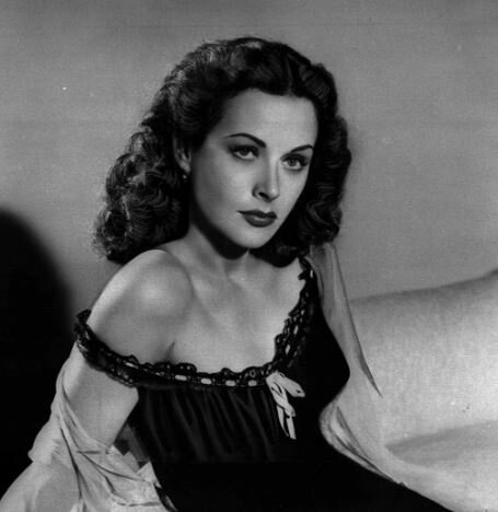 Hedy huye a Paris