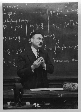 De manera independiente y casi simultánea, P. Debye obtuvo los mismos resultados