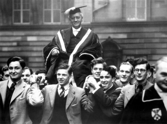 Obtiene su titulo de Medicina