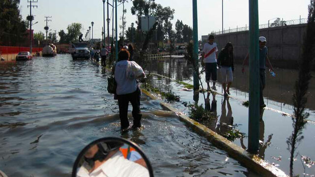 Crecida de aguas negras del río Churubusco en El Arenal