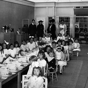 Montessori attends Panama–Pacific International Exposition in San Francisco