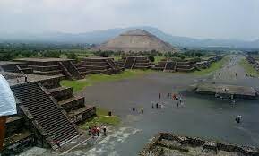 Instalación del espectáculo luz y sonido en Teotihuacán