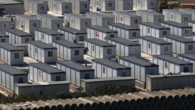 How many refugee families can potentially settle in Kozani?