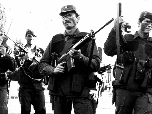 El Gobierno de Raúl Alfonsín sufre un levantamiento militar liderado por el General Mohamed Alí Seineldín y el coronel Aldo Rico.