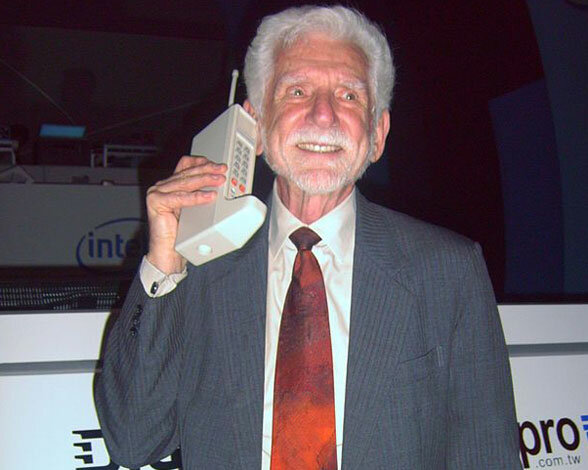 BELL LABS DESARROLLA EL PRIMER SERVICIO DE TELEFONIA MOVIL