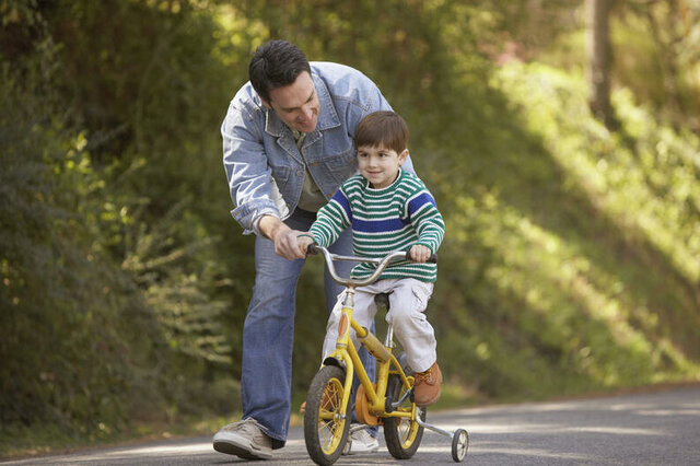 a los 5 años mi Papa me enseño a andar en bicicleta