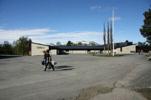 Grunnskoleutdanning i 8-trinn i ungdomskolen.