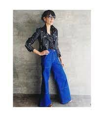 ES EL BOM DE LAS CAMISETAS SINTETICAS Y JEANS DE BOTA CAMPANA