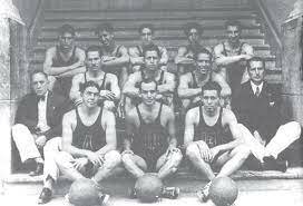 Clark Flores inicia un equipo de basketball en 1941