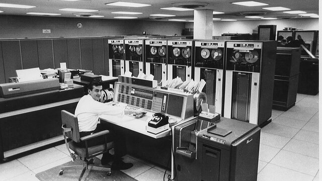 CONEXION DE LAS PRIMERAS COMPUTADORAS