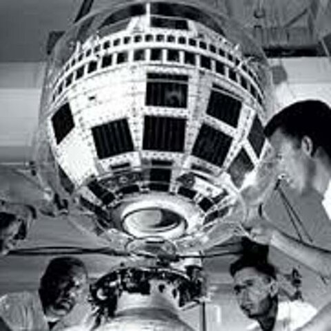 Lanzamiento del primer satélite orbital, el Sputnik I. IBM comercializa la impresora matricial.