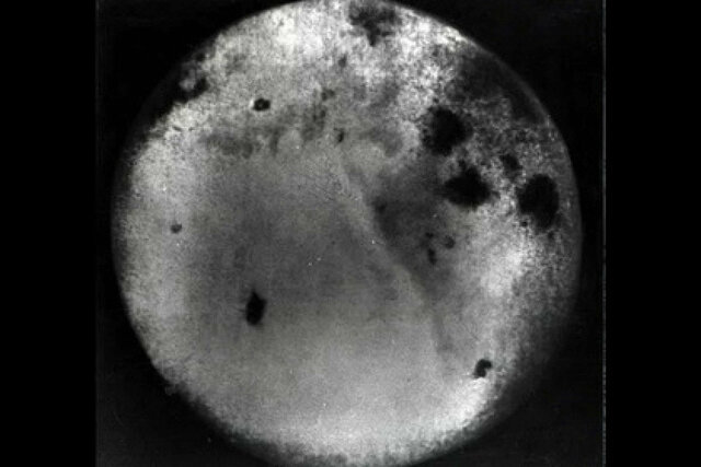 La primera imagen de la cara oculta de la Luna