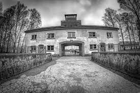 El primer campo de concentración se establece en Dachau