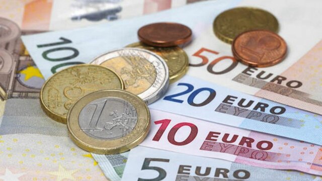 Entra en circulación el euro como moneda oficial de la Unión Europea