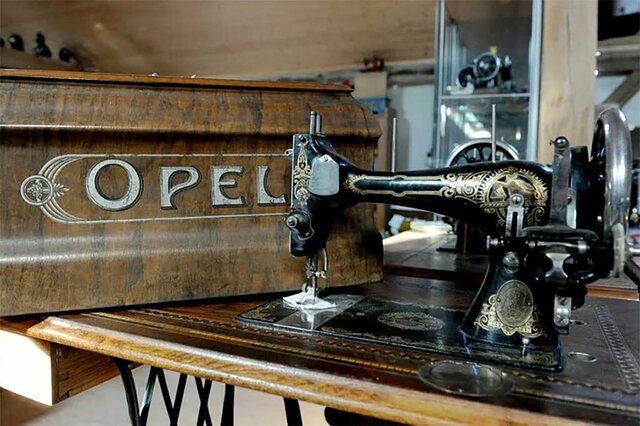 Адам Опель начинал с производства швейных машин