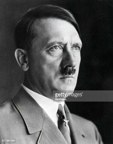 [P] Adolfo Hitler, fue nombrado Canciller por el presidente< Paul von Hindenburg. Anuló a los partidos de oposición, formó su propia policía (SA, GESTAPO, SS, SD) y ante el silencio de Europa, Hitler empezó su política de expansión.