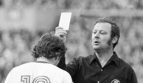 La primera targeta groga