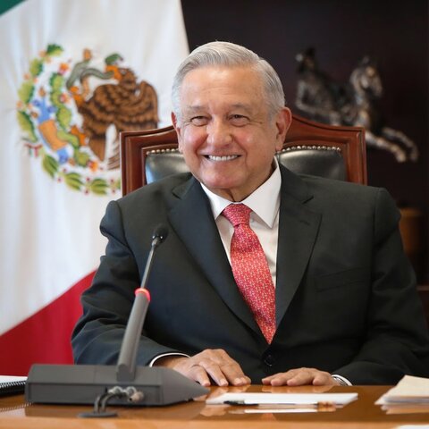 Andrés Manuel López obrador 2018-2024.El objetivo de la educación de este gobierno es consolidar una reforma constitucional aceptada por todos, que garantice la educación pública obligatoria, laica, pluricultural, de calidad y gratuita, en todo.