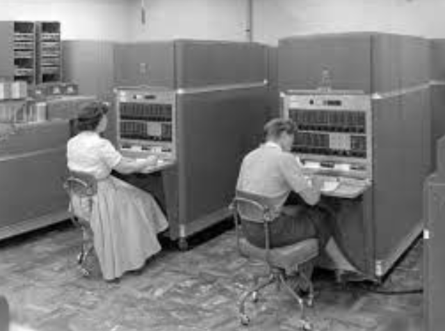 la Universidad adquiere la computadora IBM650