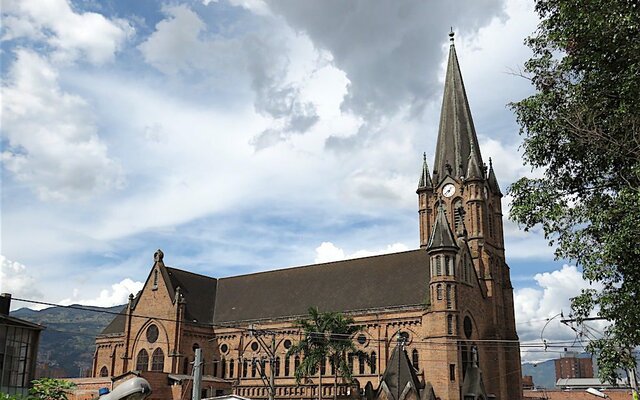 El arzobispo Bernardo Herrera Restrepo propuso la construcción de la basílica Sagrado Corazón de Jesús