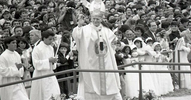 El papa Juan Pablo II visita Colombia
