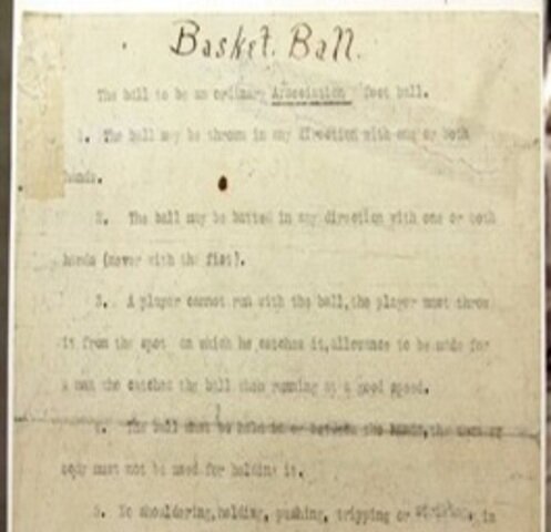 Impresión oficial del reglamento del baloncesto en español.