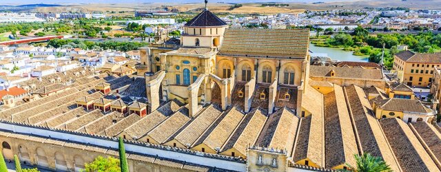 Inicio de construcción de la mezquita de Córdoba