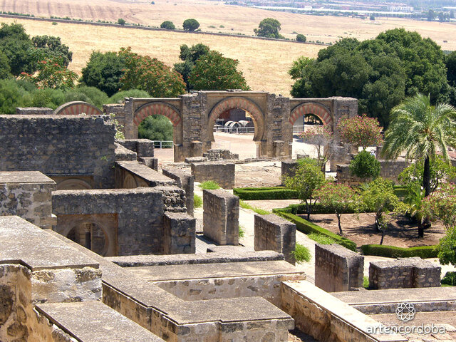 Comienzo de la construcción de la ciudad de Madinat al-Zahra