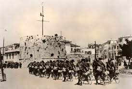 Italia invade Albania.