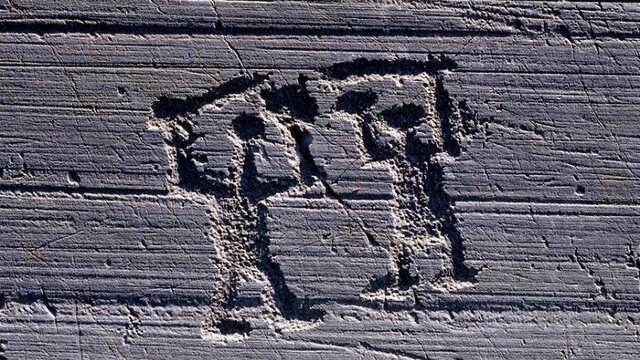 Incisioni rupestri di uomini