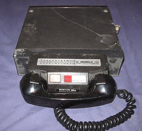 BELL LABS DESARROLLA EL PRIMER SERVICIO DE TELEFONÍA MÓVIL.