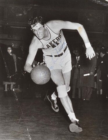 Llegada de George Mikan a Los Lakers