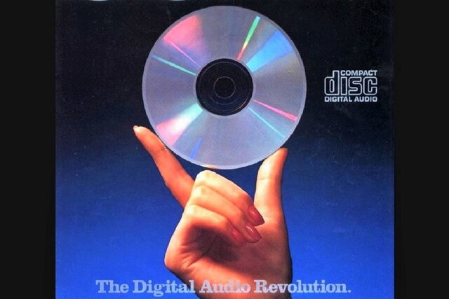 Se lanzan al mercado los CDs.