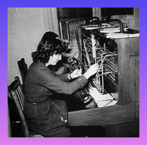 1947: Primer servicio telefónico.