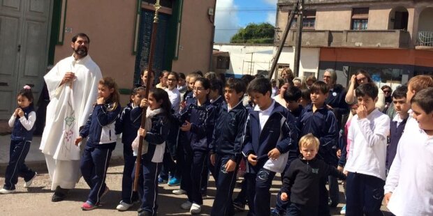 LAS IGLESIAS SE VAN ALEJANO DE LOS COLEGIOS UNIVERISDADES HOSPITALES