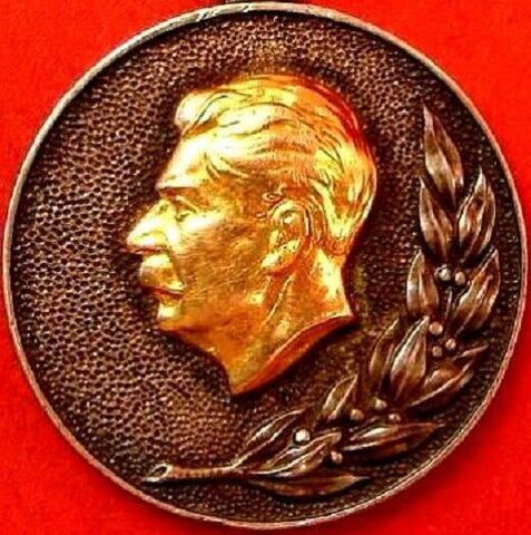 Lázaro Cárdenas es condecorado con el premio Stalin.