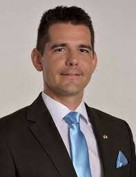 Novák Előd eltávolítja a szivárványos zászlót a városházáról