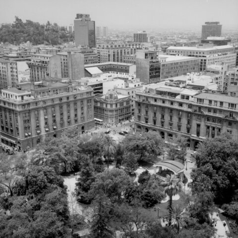 Se ilumina la Plaza de Armas de Santiago con lámparas incandescentes
