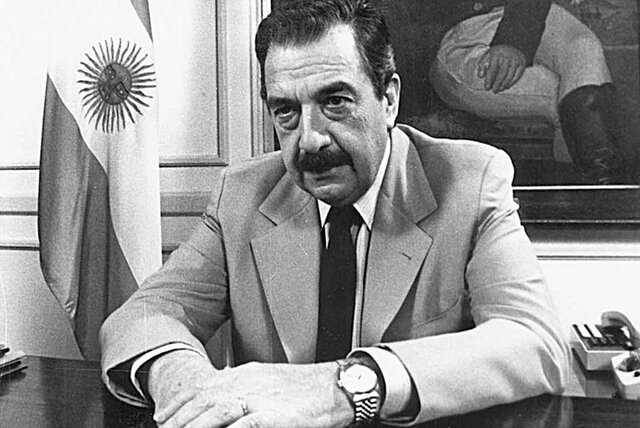 Alfonsín renuncia.