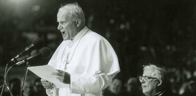 el discurso de papa durante la independencia aporto poder político a sus miembros