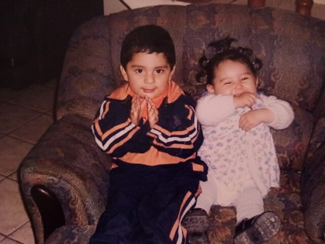 Mi primer foto con mi hermano mayor.