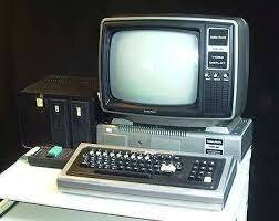 Año 1977: se crea el TRS 80 I con periféricos externos.