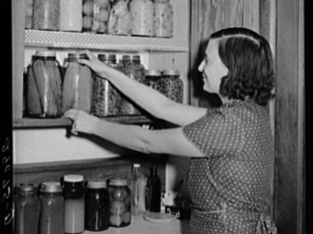 PRESERVING JAR OF FOOD