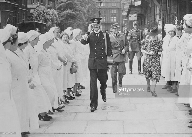 Konge og Regjerning flytter til England