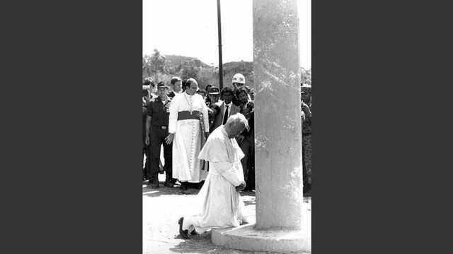 VISITA DEL PAPA JUAN PABLO II A LA POBLACION DE ARMERO DESTRUIDA POR LA ABALANCHA