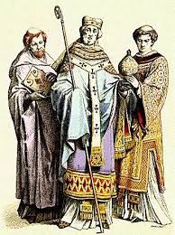 El alto clero usa su influencia en la independencia, ya que por esta, se reclutaron muchas personas y se movilizaron.